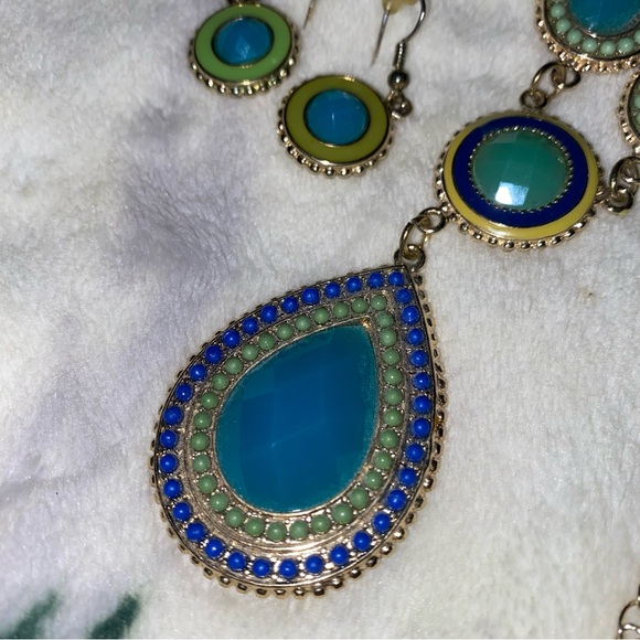 Costume Necklace - Earring Set. Blue, Green in Gold Setting. - Picture 4 of 9